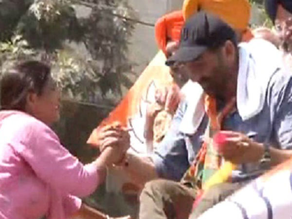 सनी ने ही की थी महिला की गाड़ी चढ़ने में मदद लेकिन