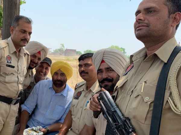 सनी के चुनाव प्रचार में नहीं नजर आईं हेमा मालिनी