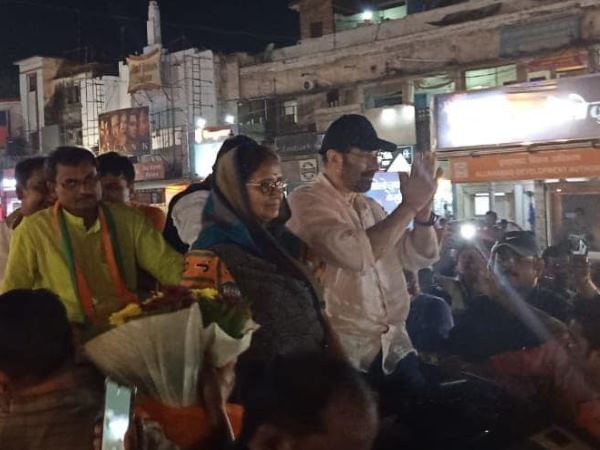 दो घंटे देरी से हुआ रोड शो