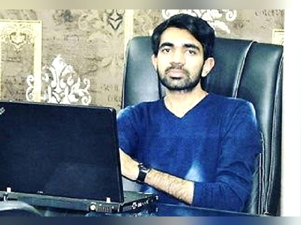 25 साल के डायरेक्टर ने जान पर खेलकर स्टूडेंट्स को बचाया, खुद मौत से जूझ रहा