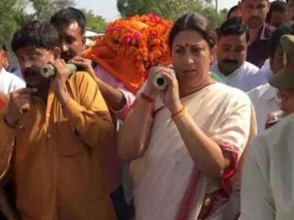 स्मृति ने दिया था कंधा