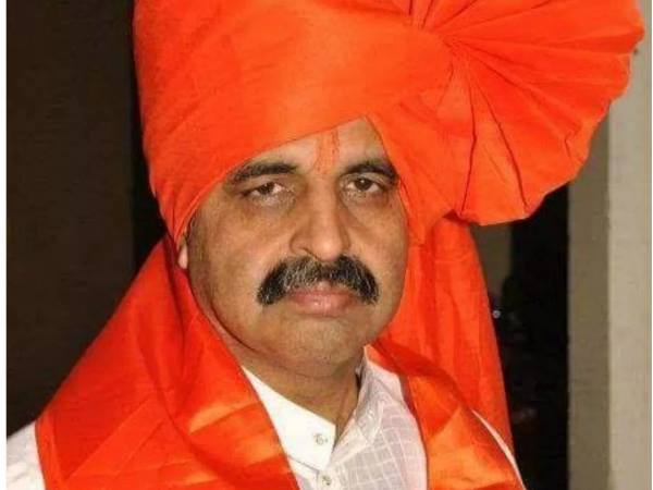 हिन्दूवादी नेता मिलिंद एकबोटे पर हमला, पुलिस को गौरक्षकों पर शक हिन्दूवादी नेता मिलिंद एकबोटे पर हमला, पुलिस को गौरक्षकों पर शक