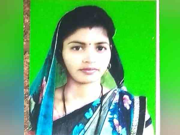पोलिंग स्टाफ की गाड़ी पर गिरा था पेड़