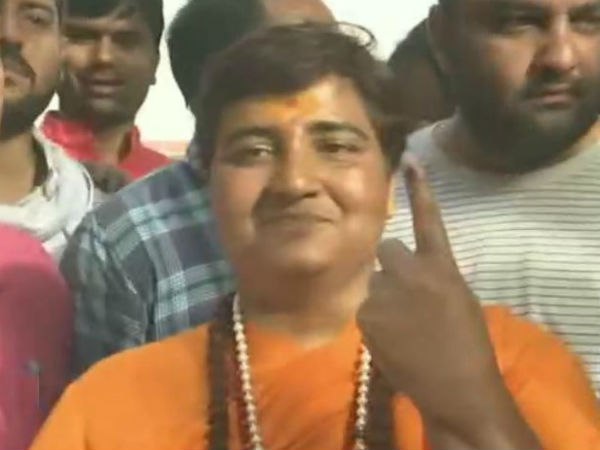 पूजा-पाठ करने के बाद प्रज्ञा ठाकुर ने डाला वोट