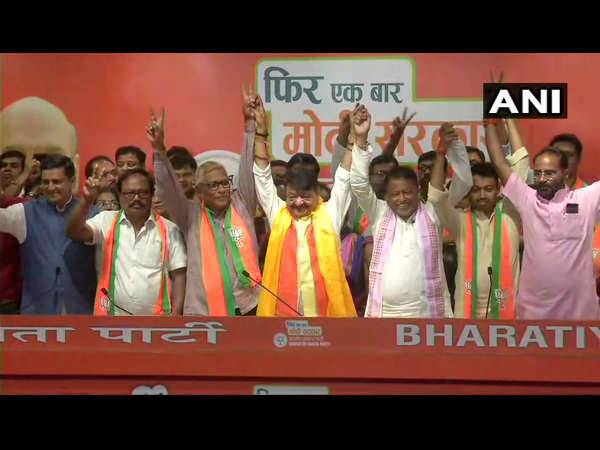 50 पार्षद और टीएमसी के दो विधायक बीजेपी में शामिल