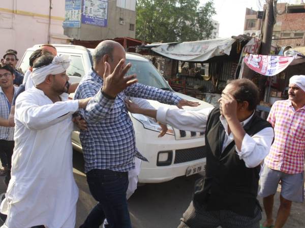 congress leader Priyanka Gandhi road show in Varanasi congress leader Priyanka Gandhi road show in Varanasi