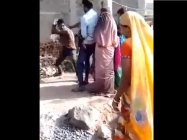 तमाशा देखती रही भीड़, लोग बनाते रहे वीडियो