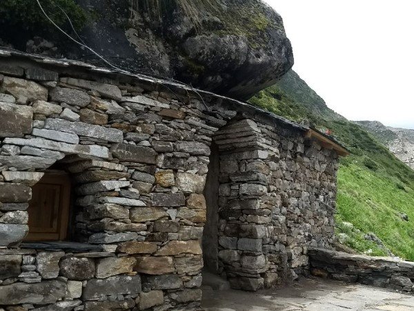 पहले इस गुफा का किराया 3000 रुपये था, लेकिन अब इसे घटा दिया गया
