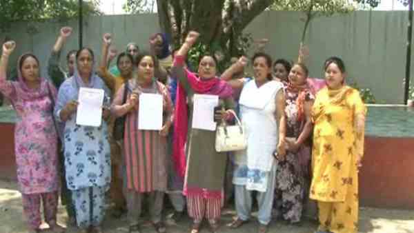 anganwadi workers protesting against punjab government anganwadi workers protesting against punjab government