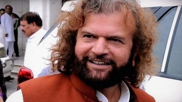 Hansraj hans did this mistake while taking oath in lok sabha Hansraj hans did this mistake while taking oath in lok sabha