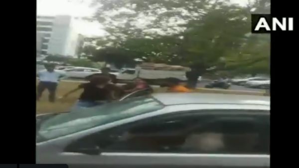 Chandigarh, girl attacks a man with a rod, video, car, crime, चंडीगढ़, वीडियो, कार Chandigarh, girl attacks a man with a rod, video, car, crime, चंडीगढ़, वीडियो, कार