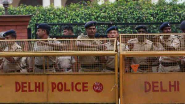 आरोपी पुलिस अधिकारियों पर हो कार्रवाई
