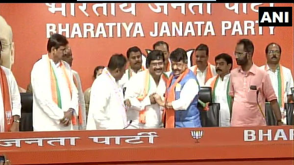 TMC Bongaon MLA Biswajit Das, 12 TMC councillors and Congress spokesperson Prasanjeet Ghosh join BJP TMC Bongaon MLA Biswajit Das, 12 TMC councillors and Congress spokesperson Prasanjeet Ghosh join BJP