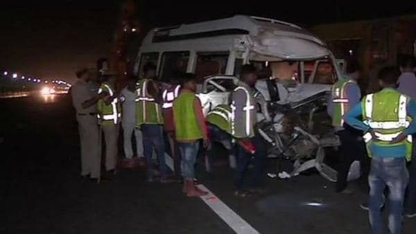 Delhi: 3 people have died in a collision between a speeding tempo carrying 13 people and a water tanker on National Highway 24 Delhi: 3 people have died in a collision between a speeding tempo carrying 13 people and a water tanker on National Highway 24