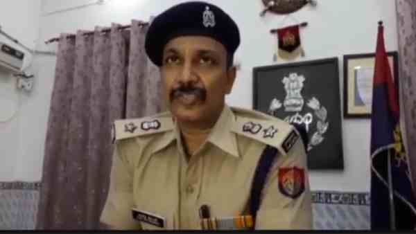 up police sub inspector beaten by hooligans up police sub inspector beaten by hooligans
