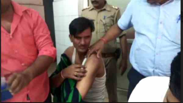 up police sub inspector beaten by hooligans up police sub inspector beaten by hooligans