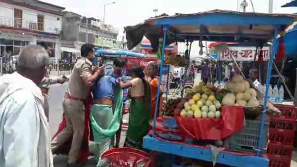 dial 100 policemen beaten by women dial 100 policemen beaten by women