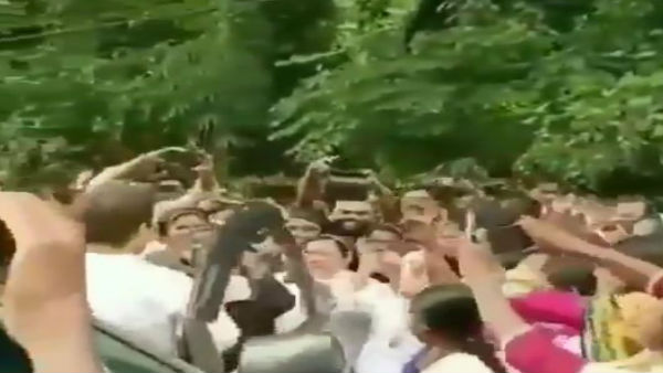 Rahul Gandhi stops car midway to thank his supporters in Wayanad, video goes viral - Watch Rahul Gandhi stops car midway to thank his supporters in Wayanad, video goes viral - Watch