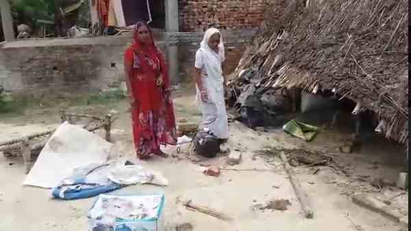 mob attacked policemen and their vehicle mob attacked policemen and their vehicle