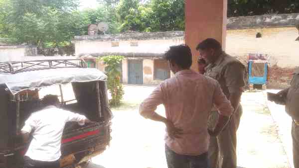 गेटमैन ने रोका फिर भी कूद गई