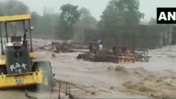 Madhya Pradesh: 7 labourers who were working on construction of a bridge over a dried up river in Burhanpur were stuck Madhya Pradesh: 7 labourers who were working on construction of a bridge over a dried up river in Burhanpur were stuck
