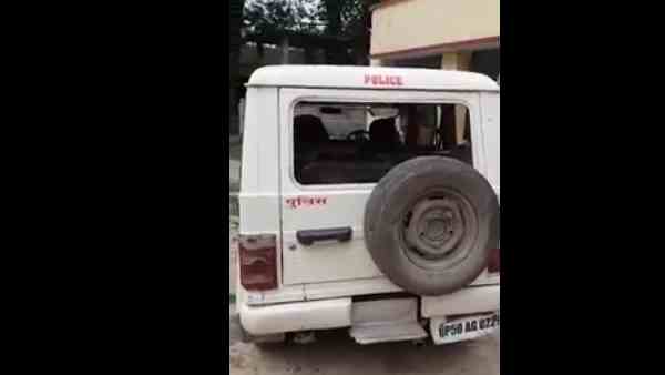 mob attacked policemen and their vehicle mob attacked policemen and their vehicle