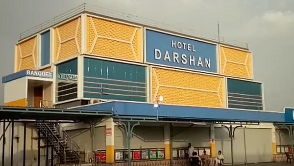 लोग होटल पर पहुंच गए और आक्रोश जताया
