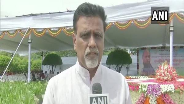नरसिम्हा राव के पोते बोले- कांग्रेस ने नहीं किया दादा के साथ न्याय, माफी मांगें सोनिया-राहुल नरसिम्हा राव के पोते बोले- कांग्रेस ने नहीं किया दादा के साथ न्याय, माफी मांगें सोनिया-राहुल