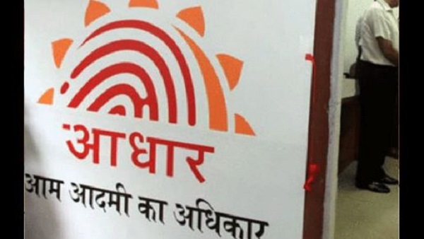 चुनाव आयोग आधार को वोटर आईडी से जोड़ने के पक्ष में