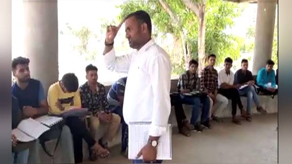 बिल्डिंग्स हुईं सील तो ट्यूशन पढ़ाने श्मशान ले गया टीचर