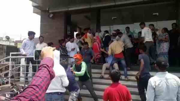 boyfriend beaten by people after gf ate poison boyfriend beaten by people after gf ate poison