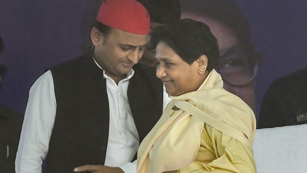मायावती परस्पर विरोधी बातें करने में माहिर