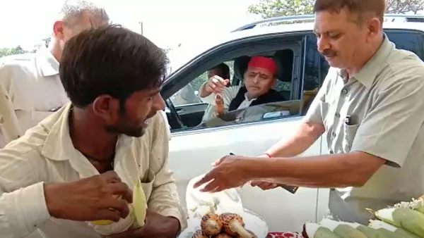 अखिलेश ने कहा- बहुत महंगा है भुट्टा