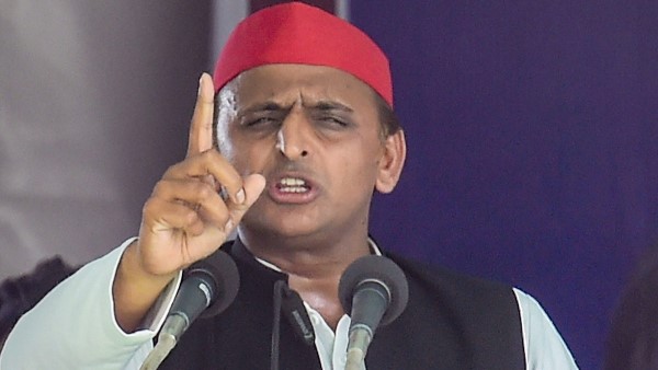 खुलकर अपने बेस वोटर के पक्ष में उतरें अखिलेश
