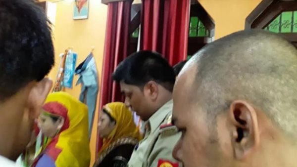 पति को हिरासत में लिया गया
