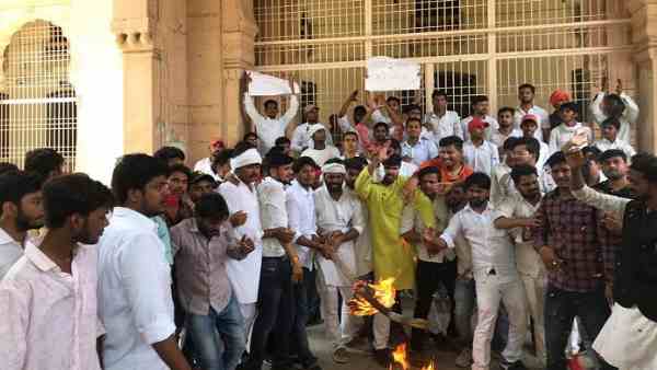 जारी है अनशन