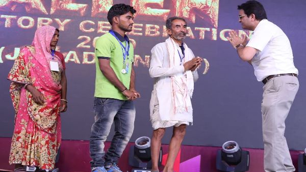 अनपढ़ माता-पिता ने बेटे को खूब पढ़ाया