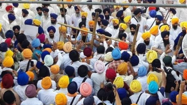 तलवारें लहरा कर खालिस्तान के समर्थन में की नारेबाजी