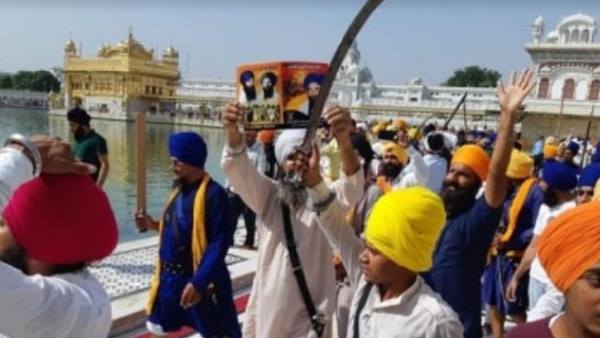 एसपी ने हाथ जोड़कर लोगों को मनाने की कोशिश की