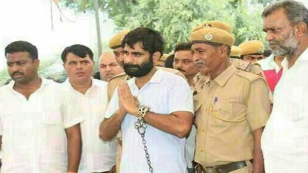 सुरक्षाकर्मियों को खिलाई थी नशीली मिठाई