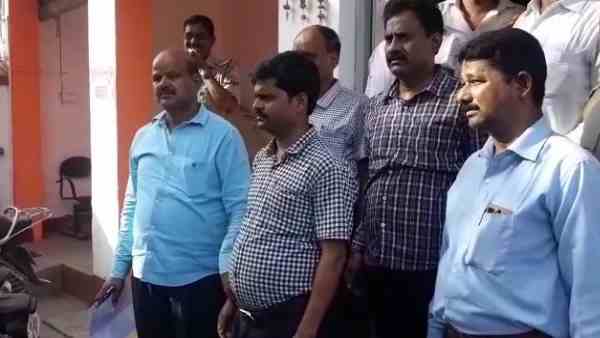Clerk taking bribe in ssp office caught red handed Clerk taking bribe in ssp office caught red handed