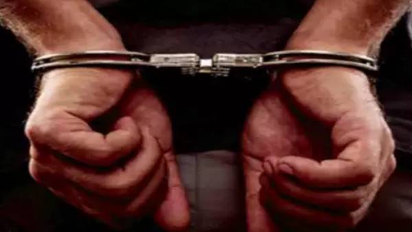Head constable black mail his wife, arrested by delhi police Head constable black mail his wife, arrested by delhi police