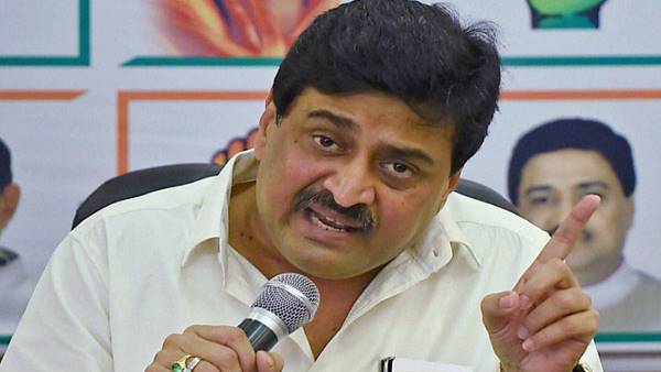 मुख्यमंत्री फडणवीस कांग्रेस विधायकों को कर रहे फोन