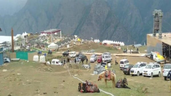 गुप्ता बंधुओं की 200 करोड़ की शादी के बाद उत्तराखंड के औली में फैला कचरा गुप्ता बंधुओं की 200 करोड़ की शादी के बाद उत्तराखंड के औली में फैला कचरा