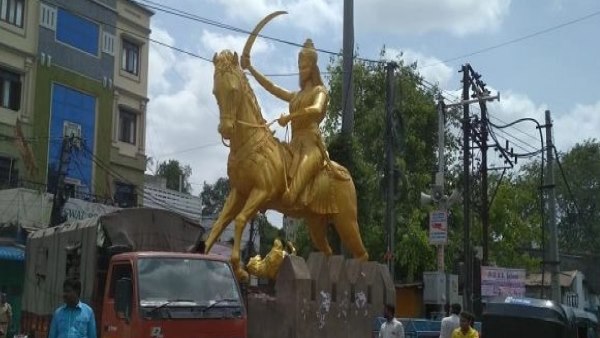 प्रतिमा लगाने के दौरान तनाव