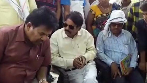 जमीन अधिग्रहण के लिए पैमाइश करने गई थी टीम