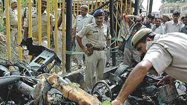 प्रयागराज। उत्तर प्रदेश के अयोध्या में 5 जुलाई 2005 को हुए आतंकी हमले में अदालत ने आज (18 जून) चार दोषियों को उम्रकैद की सजा सुनाई है। प्रयागराज स्पेशल कोर्ट ने मामले में एक आरोपी को बरी कर दिया है। केस की सुनवाई पूरी होने के बाद 9 जून को कोर्ट ने अपना फैसला सुरक्षित रखते हुए 18 जून को फैसला सुनाने की तारीख मुकर्रर की थी। अयोध्या में श्रीराम जन्मभूमि परिसर में पांच जुलाई 2005 को आतंकियों ने हमला किया था। प्रयागराज। उत्तर प्रदेश के अयोध्या में 5 जुलाई 2005 को हुए आतंकी हमले में अदालत ने आज (18 जून) चार दोषियों को उम्रकैद की सजा सुनाई है। प्रयागराज स्पेशल कोर्ट ने मामले में एक आरोपी को बरी कर दिया है। केस की सुनवाई पूरी होने के बाद 9 जून को कोर्ट ने अपना फैसला सुरक्षित रखते हुए 18 जून को फैसला सुनाने की तारीख मुकर्रर की थी। अयोध्या में श्रीराम जन्मभूमि परिसर में पांच जुलाई 2005 को आतंकियों ने हमला किया था।