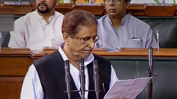 बीजेपी के कुछ सांसदों ने जय श्रीराम और भारत माता की जय के नारे लगाए थे