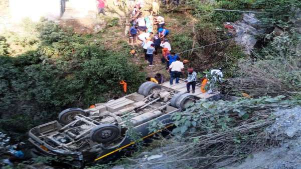 bus falls into gorge at Badrinath Highway in Uttrakhand bus falls into gorge at Badrinath Highway in Uttrakhand