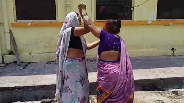 Two women Fighting in Bareilly district hospital Two women Fighting in Bareilly district hospital